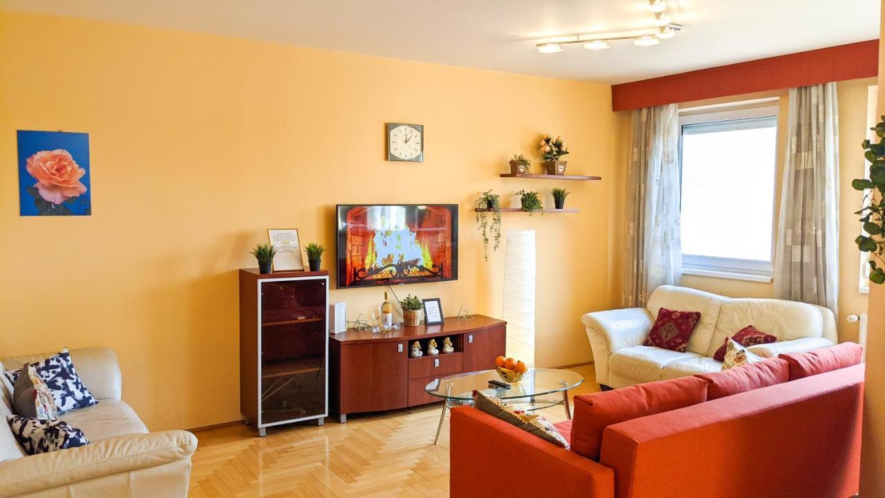 Skytop Modern Condo In Heart Of Downtown Будапеща Екстериор снимка