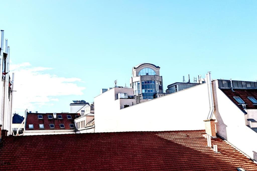 Skytop Modern Condo In Heart Of Downtown Будапеща Екстериор снимка